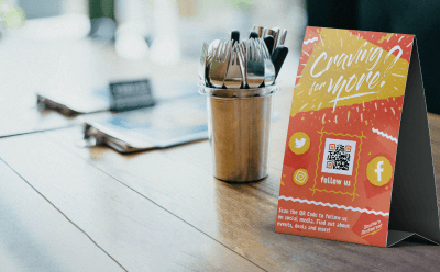 แนวคิดรหัส QR บนนามบัตรที่มีคุณลักษณะบันทึกลงในโทรศัพท์